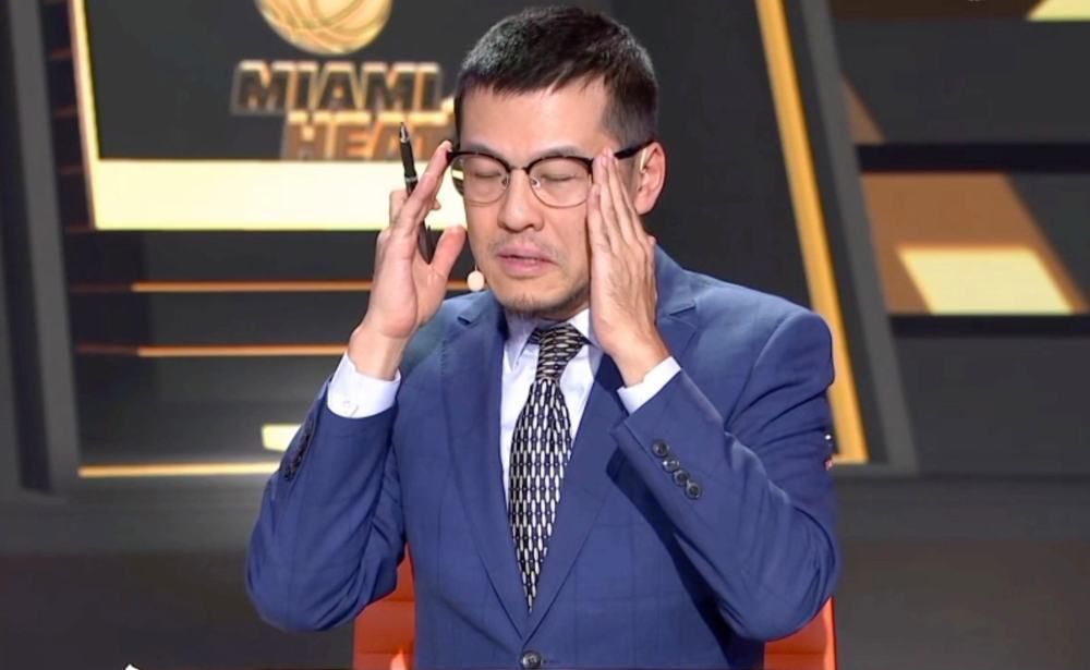 突然有药徒进来禀报，并呈过来一张拜帖。